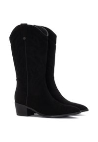Botas de vaquero de ante negro con punta afilada, tacón bajo y bloque, y costuras decorativas a lo largo del caño. Perfil esbelto y textura suave.
