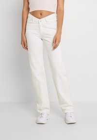 Jeans brancos de perna reta feitos de denim, apresentando um design clássico de cinco bolsos, costuras discretas e um fecho de botão na cintura.