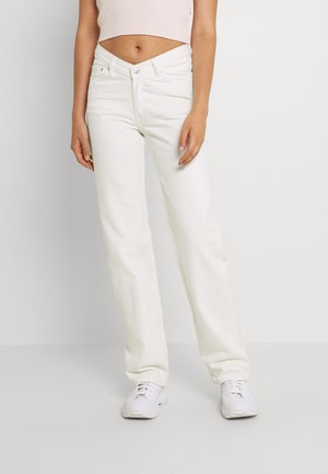 Jeans brancos de perna reta feitos de denim, apresentando um design clássico de cinco bolsos, costuras discretas e um fecho de botão na cintura.