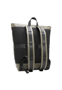 Mochila de material de malla negra con correas y acentos grises. Cuenta con un asa superior y correas de hombro ajustables. Cierre de cremallera en la parte superior.