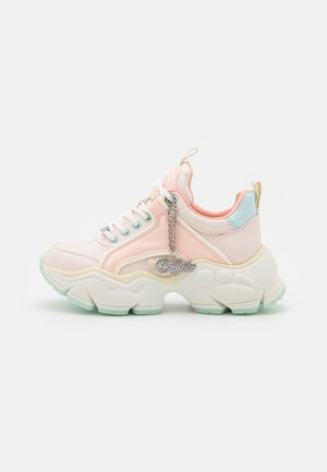 Robuuste vetersneaker in pastelroze en blauw met dikke, gestructureerde witte zool en metalen "Buffalo" logohanger aan de zijkant