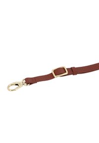 Bruine, gestructureerde band met een gouden metalen clip en gesp, ontworpen voor bevestiging en verstelbaarheid. Bevat een geweven patroon over de lengte.