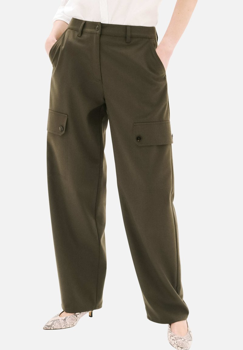 Pantalons cargo vert olive avec une taille haute, des jambes larges, deux poches avant et des poches latérales boutonnées. Fabriqués dans un tissu lisse.