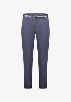 Pantalon bleu marine coupe slim avec ceinture assortie, poches inclinées à l'avant, et revers aux ourlets, présenté sur un fond blanc.