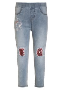 Vaqueros de mezclilla en azul claro con cintura elástica, que cuentan con dos áreas desgastadas decoradas con lentejuelas rosas y costuras decorativas.