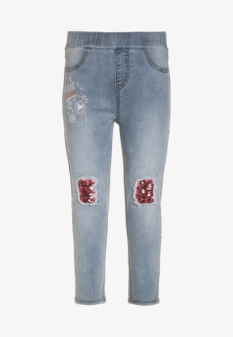 Vaqueros de mezclilla en azul claro con cintura elástica, que cuentan con dos áreas desgastadas decoradas con lentejuelas rosas y costuras decorativas.