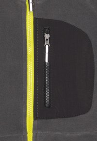 Szary materiał z czarną kieszenią na zamek i pionowym jasnoniebieskim zamkiem po lewej stronie.