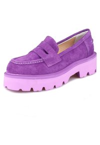 Mocassino di suede viola con una suola in gomma rosa chunky, caratterizzato da una punta rotonda e una cintura decorativa sulla parte anteriore.