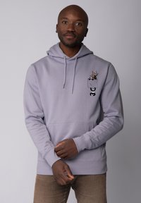 Lichtgrijze hoodie met een voorzak, trekkoordcapuchon en panda-ontwerp op de borst. Zachte textuur, casual pasvorm en ribbels bij de mouwen.