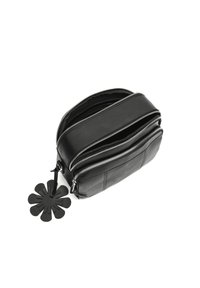 Schwarze Lederhandtasche mit drei Reißverschlussfächern, verziert mit einem strukturierten floralen Akzent aus Leder. Rechteckige Form mit glatter Oberfläche.