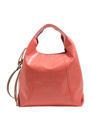 Bolso de mano de cuero color coral suave con un asa única y correa beige ajustable, con la inscripción "BIMBA Y LOLA" en relieve en la parte delantera.