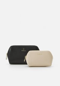 To zip-punger i svart og beige teksturert skinn med gullfarget tilbehør. Den større svarte pungen har merkevaren sitt logo på forsiden.