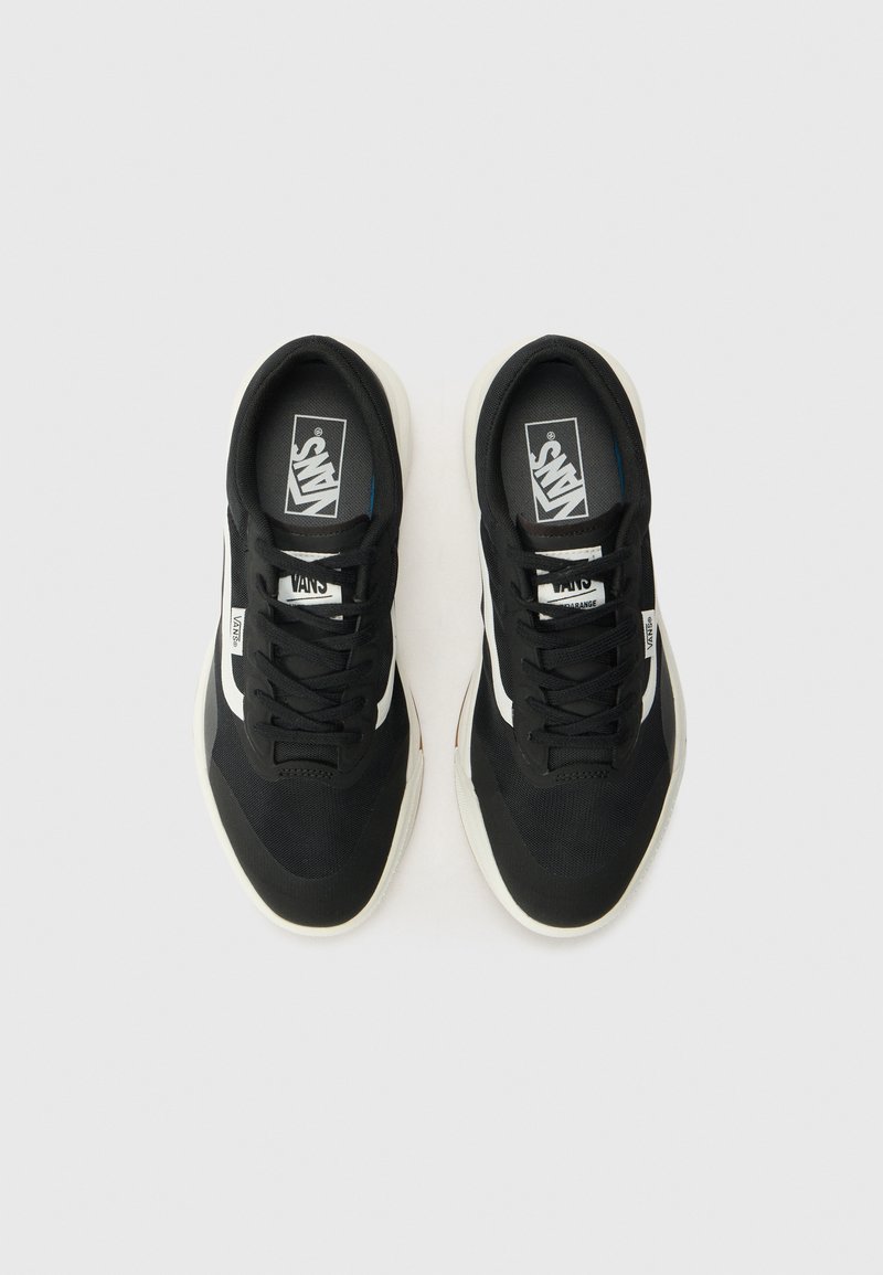Zapatillas deportivas negras con parte superior de malla y sintético, rayas blancas de acento, cuello acolchado y suela de goma en contraste. Logo de Vans en la lengüeta.