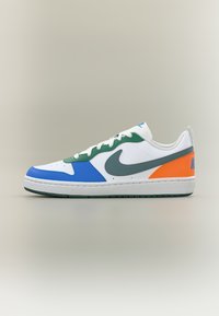 Ei valittu, white/mineral slate/malachite/blue crystal/total orange