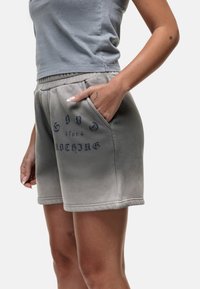 Shorts in cotone grigio misto con vita regolabile con cordino, tasche frontali e stampa del testo "GOOD for NOTHING" in blu scuro.