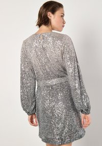 Apricot OMBRE SEQUIN MINI - Cocktailkleid/festliches Kleid - grey