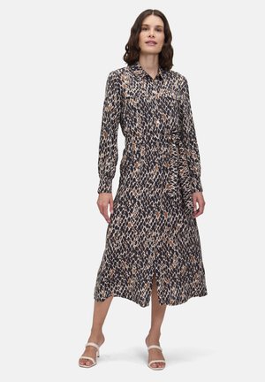Robe longue à boutons en tissu léger, arborant un motif léopard marron et bleu marine, avec une taille ceinturée et des manches longues.