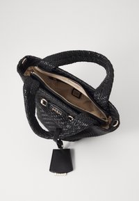 Czarna pleciona torebka z dwoma mocnymi uchwytami, zapięciem na zamek i beżowym wnętrzem. Posiada skórzaną metkę z logo marki.