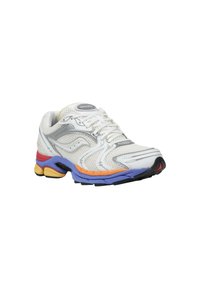 Sportchuhe mit einem weißen Mesh-Obermaterial, silbernen Akzenten und einer mehrfarbigen Sohle in Gelb, Orange, Rot, Lila und Schwarz. Texturierte Designelemente.