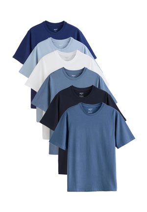 Sechs T-Shirts in einer Reihe dargestellt: dunkelmarineblau, hellblau, weiß, hellblau, marineblau und blau. Alle haben Kurzärmel und Rundhalsausschnitte.