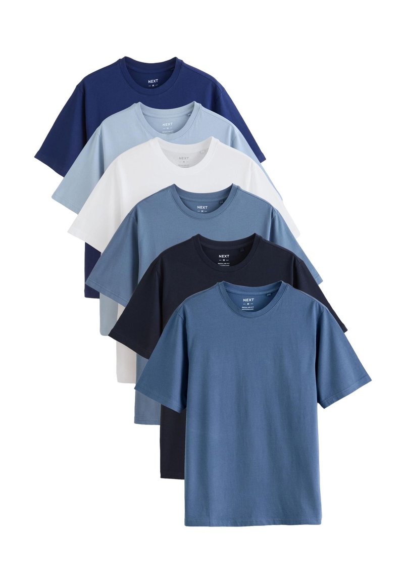 Šest majica prikazanih u redu: tamno mornarsko plava, svijetlo plava, bijela, svijetlo plava, mornarsko plava i plava boja. Sve imaju kratke rukave i okrugle ovratnike.