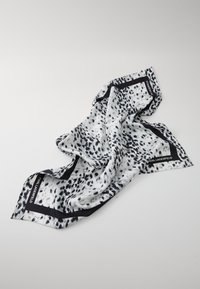 Pañuelo de seda con un estampado animal en blanco y negro, bordeado con un borde negro sólido y marcado con "Karl Lagerfeld" en una esquina.