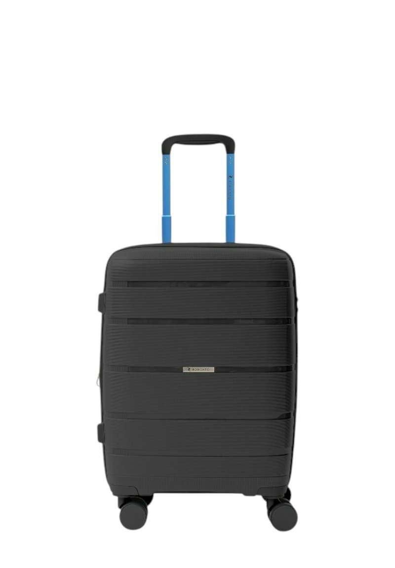 Valigia rigida nera con texture a righe orizzontali, maniglia telescopica blu e ruote scorrevoli. Presenta una piastra con logo.