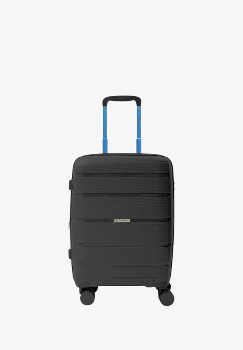 Valigia rigida nera con texture a righe orizzontali, maniglia telescopica blu e ruote scorrevoli. Presenta una piastra con logo.
