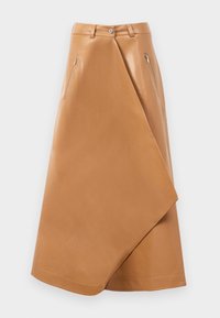 Suknja od smeđe kože s glatkom teksturom, koja ima dijagonalni dizajn sprijeda i zatvorene džepove s obje strane.