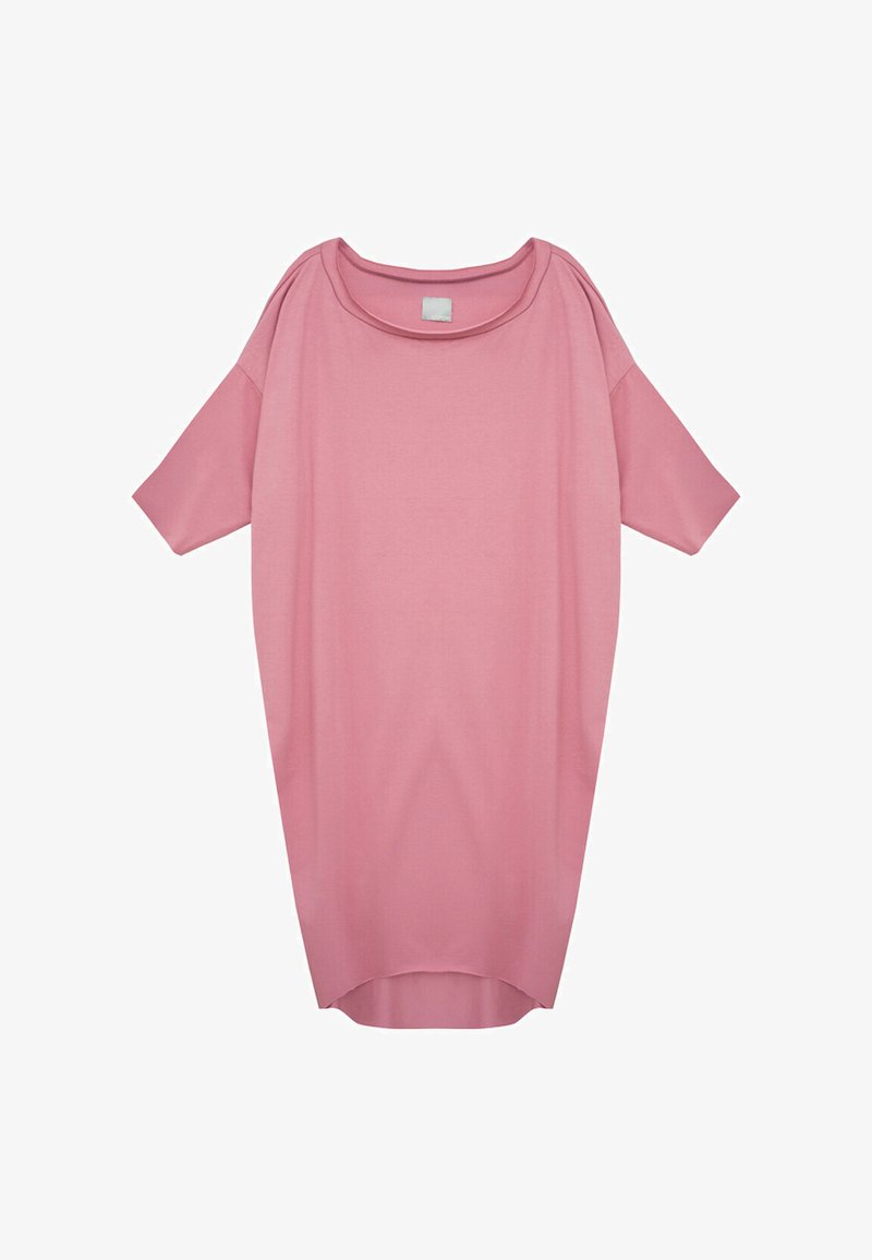 Różowa sukienka z krótkim rękawem, o luźnym, oversize'owym kroju i okrągłym dekolcie. Wykonana z miękkiego materiału o gładkiej fakturze i zaokrąglonym dole.