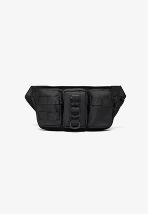 Saco de cintura preto com três compartimentos com fecho zip, alças ajustáveis e tecido durável. Possui detalhes em fita e uma fivela robusta.