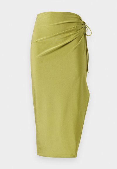 Knee-length wrap seelik heledas oliivrohelises toonis, valmistatud siledast kangast, külgedel rütmimisega ja vöökohtade sidumisdetailiga.