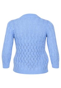 Hellblauer gestrickter Pullover mit Wellenmuster, Rundhalsausschnitt und Dreiviertelärmeln. Besitzt eine lockere, atmungsaktive Textur.