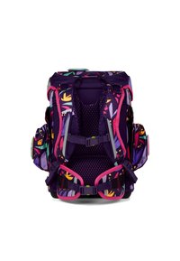 Sac à dos violet avec des motifs floraux colorés. Comprend un support dorsal en maille, des bretelles réglables et des poches latérales. Poignée supérieure renforcée incluse.