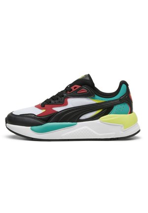 Zapatillas con un diseño en blanco y negro, con detalles en rojo y teal. Fabricadas con materiales sintéticos y una suela texturizada.