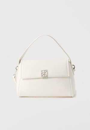 Bolso blanco con textura y diseño estructurado, asa superior y cierre plateado en la solapa frontal. Incluye una correa desmontable.