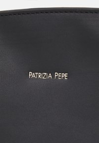 Sac en cuir noir à texture lisse, avec un logo "PATRIZIA PEPE" en relief couleur or. Design épuré et minimaliste.