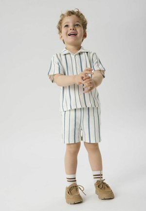 Gestreepte set van een kortemouwen shirt en shorts in roomwit en blauw. Inclusief bruine schoenen met veters en witte sokken met bruine strepen.