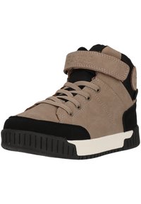 Baskets montantes avec une tige en suede beige et des accents noirs, une sangle Velcro, un laçage à l'avant et une semelle en caoutchouc noir texturé.