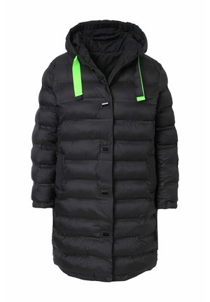 Abrigo de plumas negro con capucha, cordones en un verde brillante, botones frontales y textura acolchada, con dos bolsillos laterales.