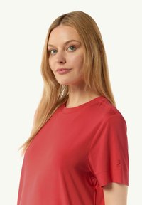 Rotes T-Shirt mit kurzen Ärmeln und Rundhalsausschnitt, aus einem glatten Stoff gefertigt. Verfügt über ein kleines Logo-Detail auf dem linken Ärmel.
