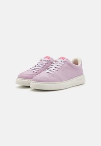 Sneaker in pelle viola con lacci bianchi e suola bianca. Presentano una punta rotonda e una leggera texture sulla parte superiore. Accenti rossi del logo sulla linguetta.