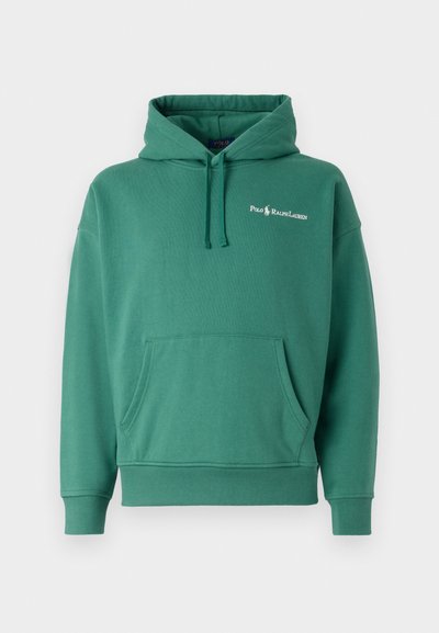 Žalia gobtuvinė sportinė palaidinė, pagaminta iš minkštos medvilnės, su priekyje esančia kengūros kišene ir mažu baltu logotipu kairėje krūtinės pusėje.