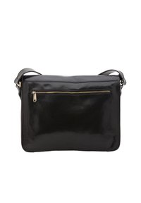 Borsa in pelle nera con finitura lucida, forma rettangolare, tasca frontale con zip e tracolla regolabile. Caratterizzata da cuciture minime e accessori in oro.
