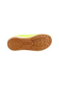 Semelle d'une basket Kappa jaune et blanche avec une semelle en caoutchouc marron texturée et le logo Kappa au centre.