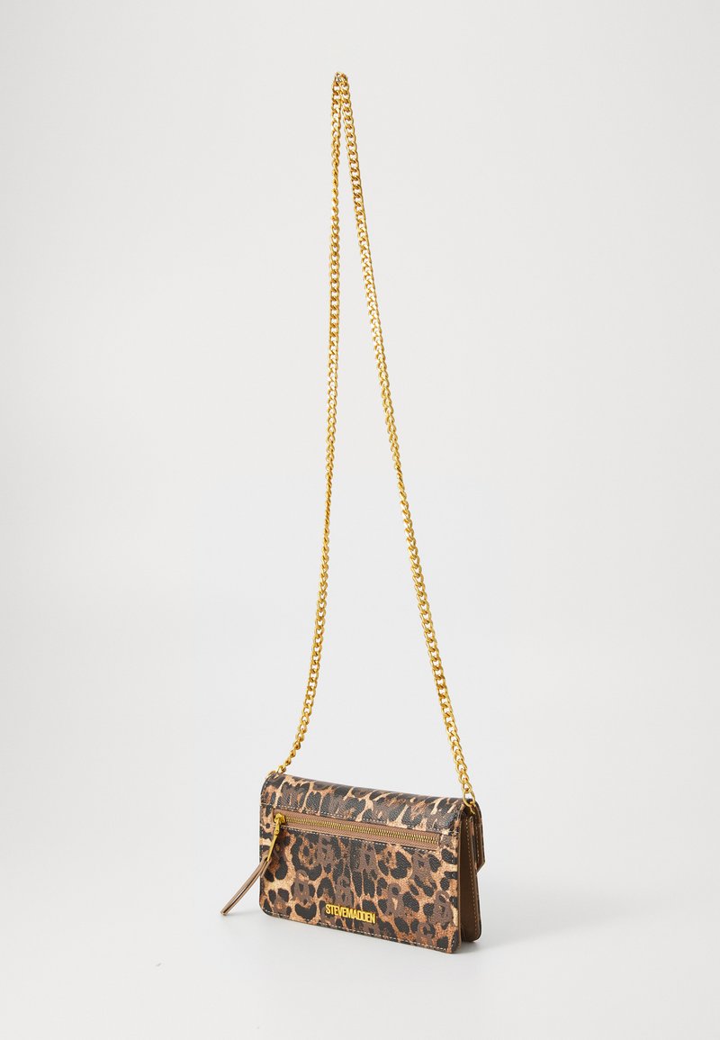 Sac à main en imprimé léopard avec chaîne dorée, doté d'un compartiment zippé et d'une texture lisse. Logo visible sur le devant.