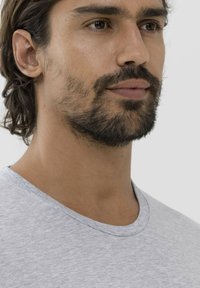 Grå t-shirt med kort ärm och rund hals, med en melerad textur och avslappnad passform. Inga mönster eller detaljer synliga.