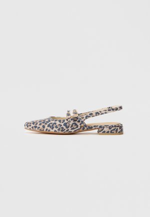 Šlajf kupa z značkom leopardjega vzorca s ploščatim peto, kvadratnim nosom in prilagodljivim detajlom z zaponko. Narejeno iz mehkega materiala z teksturirano površino.