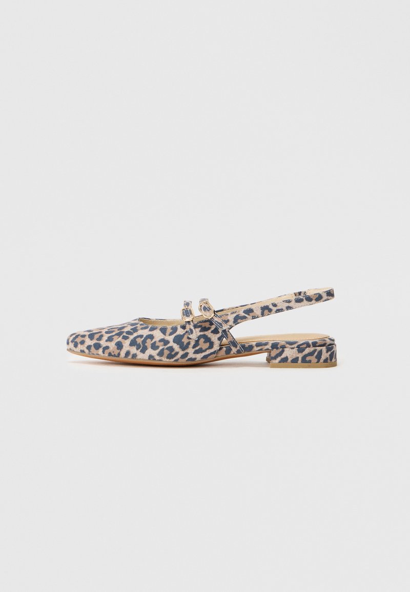 Escarpin à talon plat en imprimé léopard, avec un orteil carré et des détails de boucles ajustables. Fabriqué en matériau doux avec une surface texturée.