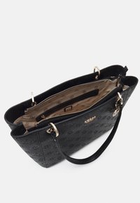 Czarna torebka z ekologicznej skóry z wytłoczonym wzorem logo, złotymi elementami, podwójnymi uchwytami oraz wnętrzem wyściełanym tkaniną z kieszeniami.